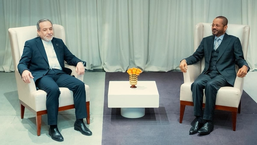 Iranian Foreign Minister Seyed Abbas Araghchi (L) meets with Omani Foreign Minister Badr bin Hamad Al Busaidi in Geneva, Switzerland, on February 16, 2026. /VCG