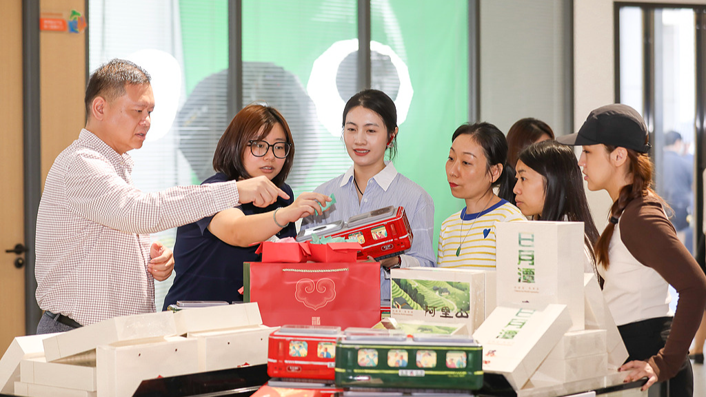 A representative of the labor union and Taiwan merchants discuss product features at the exhibition hall of the Fuma Industrial Park Urban Center Incubation Service Park in Fuzhou, Fujian Province, China, on Oct. 31, 2025. /VCG
