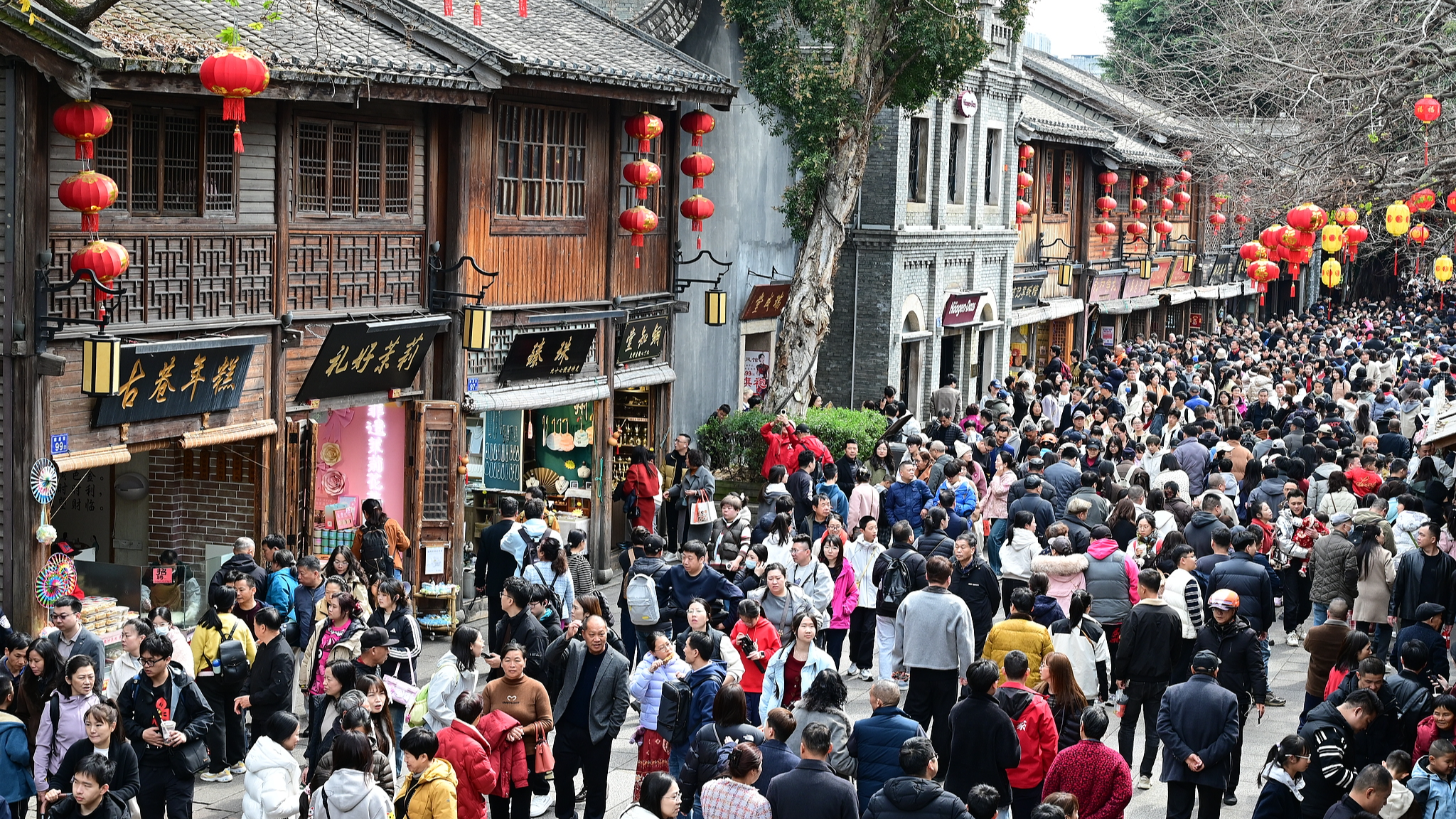 Sanfang Qixiang is thronged with visitors, Fuzhou, China, February 17, 2026. /VCG