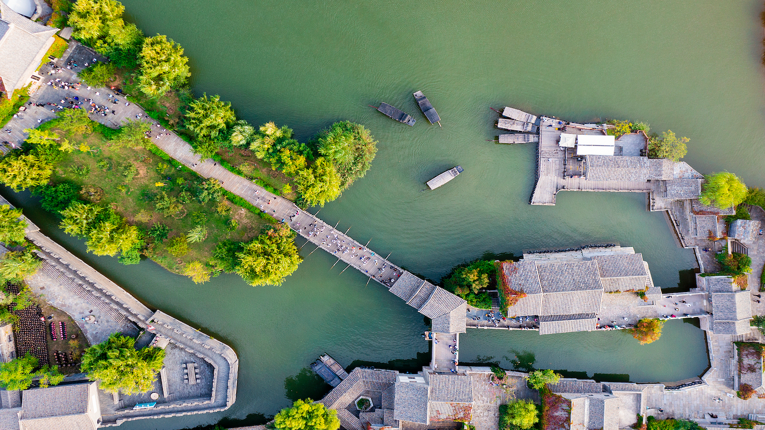 Live: Touring Beijing's Gubei Water Town at the foot of the Great Wall