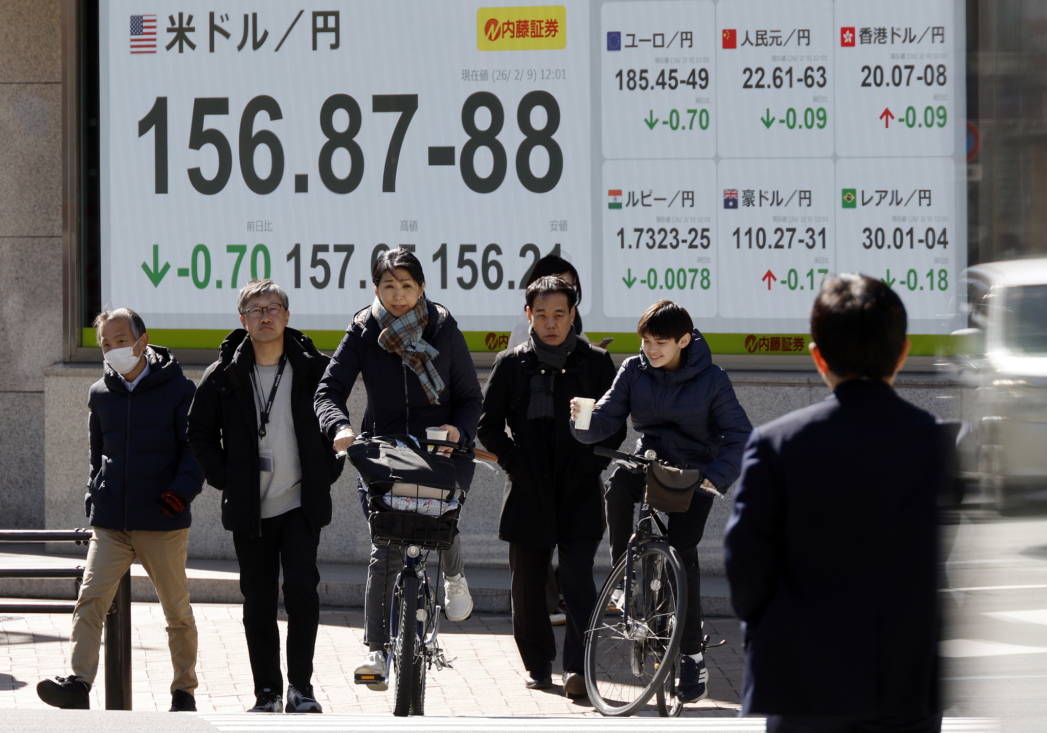 Passersby stand before a stock market indicator board in Tokyo, Japan, on February 9, 2026. /VCG 