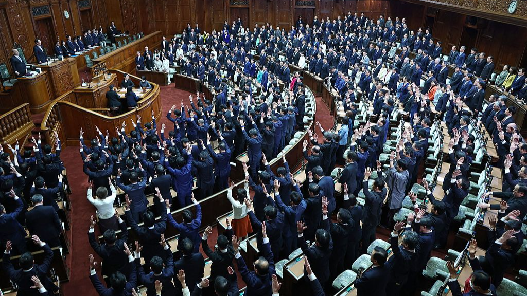 Lawmakers cheer as the House of Representatives is dissolved in Tokyo, Japan, January 23, 2026. /VCG
