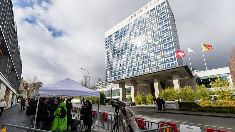 Journalists gather outside the entrance of the Intercontinental Hotel ahead of another round of U.S.-brokered talks between Russia and Ukraine in Geneva, Switzerland, February 17, 2026. /VCG