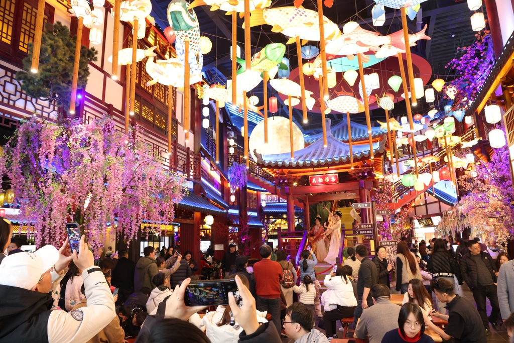 The Meicun Service Area turned the Spring Festival travel rush into a cultural moment, with Tang- and Song-inspired music and dance performances for visitors in Wuxi, Jiangsu Province, on February 18, 2026. /IC