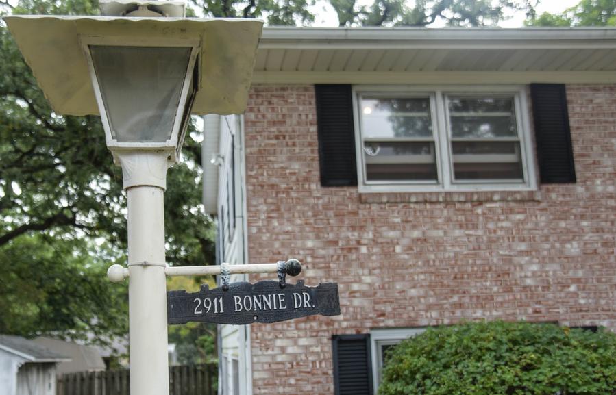 This photo taken on September 17, 2015 shows the door plate of Sino-U.S. Friendship House in Muscatine, Iowa, the United States. /VCG