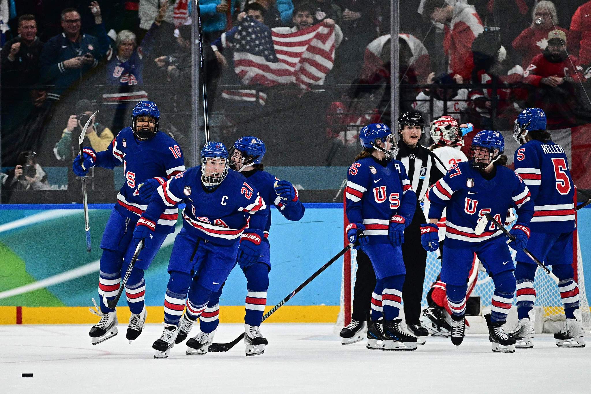 USA players celebrate during their women's gold medal ice hockey match against Canada at the Milano Santagiulia Ice Hockey Arena during the Milano Cortina 2026 Winter Olympic Games in Milan, Italy, February 19, 2026. /VCG