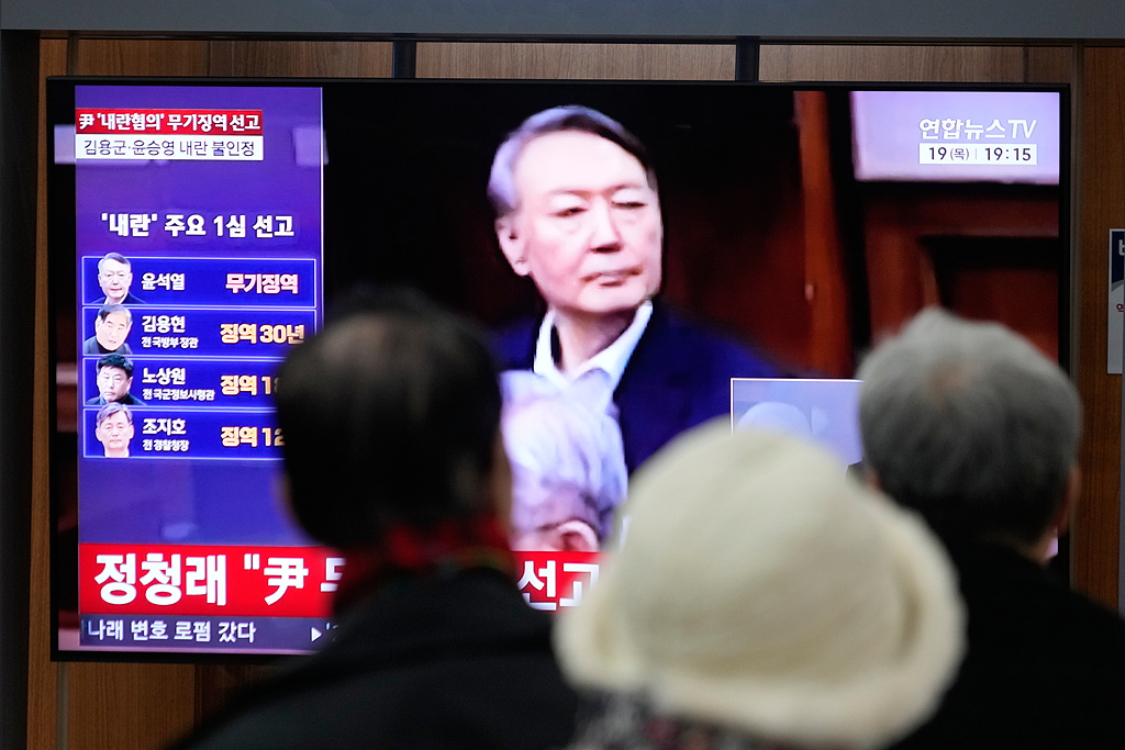 A television screen at Seoul Railway Station shows an image of former South Korean President Yoon Suk-yeol during a news program on February 19, 2026, in Seoul, South Korea. /CFP