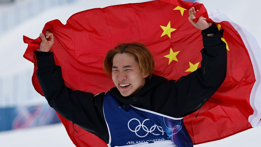 Su Yiming of China celebrates after the snowboard men's snowboard slopestyle final at the Milano Cortina 2026 Olympic Winter Games in Livigno, Italy, February 18, 2026. /Xinhua