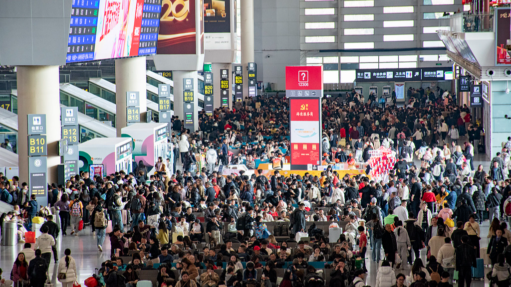 Passengers at a railway station in Chengdu City, southwest China's Sichuan Province, February 20, 2026. /VCG