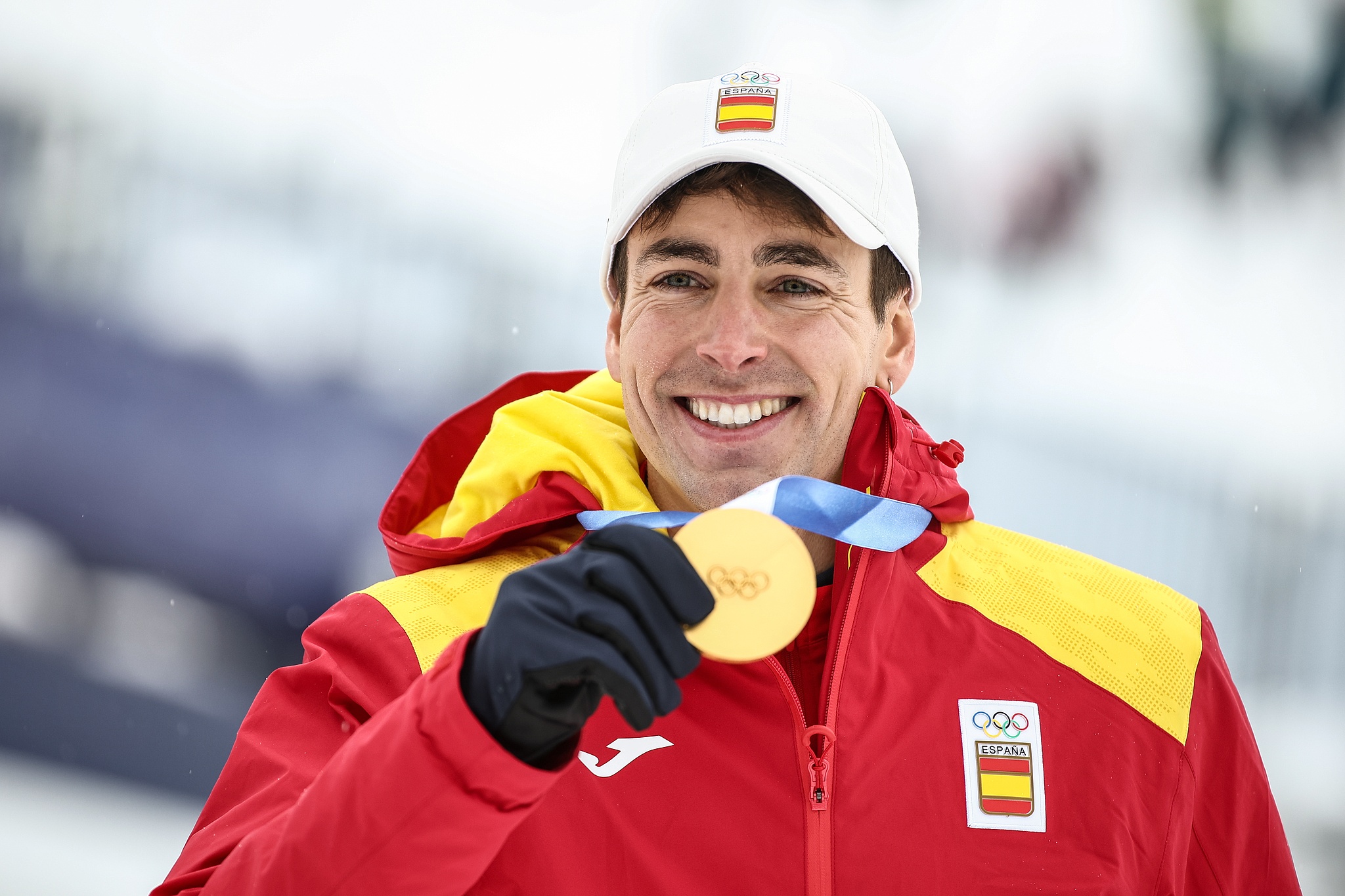 Gold medalist Oriol Cardona Coll of Spain poses during a victory ceremony for the men's ski mountaineering sprint during the 2026 Winter Olympic Games on the Stelvio slope of the Bormio Ski Resort in Bormio, Italy, February 19, 2026. /VCG