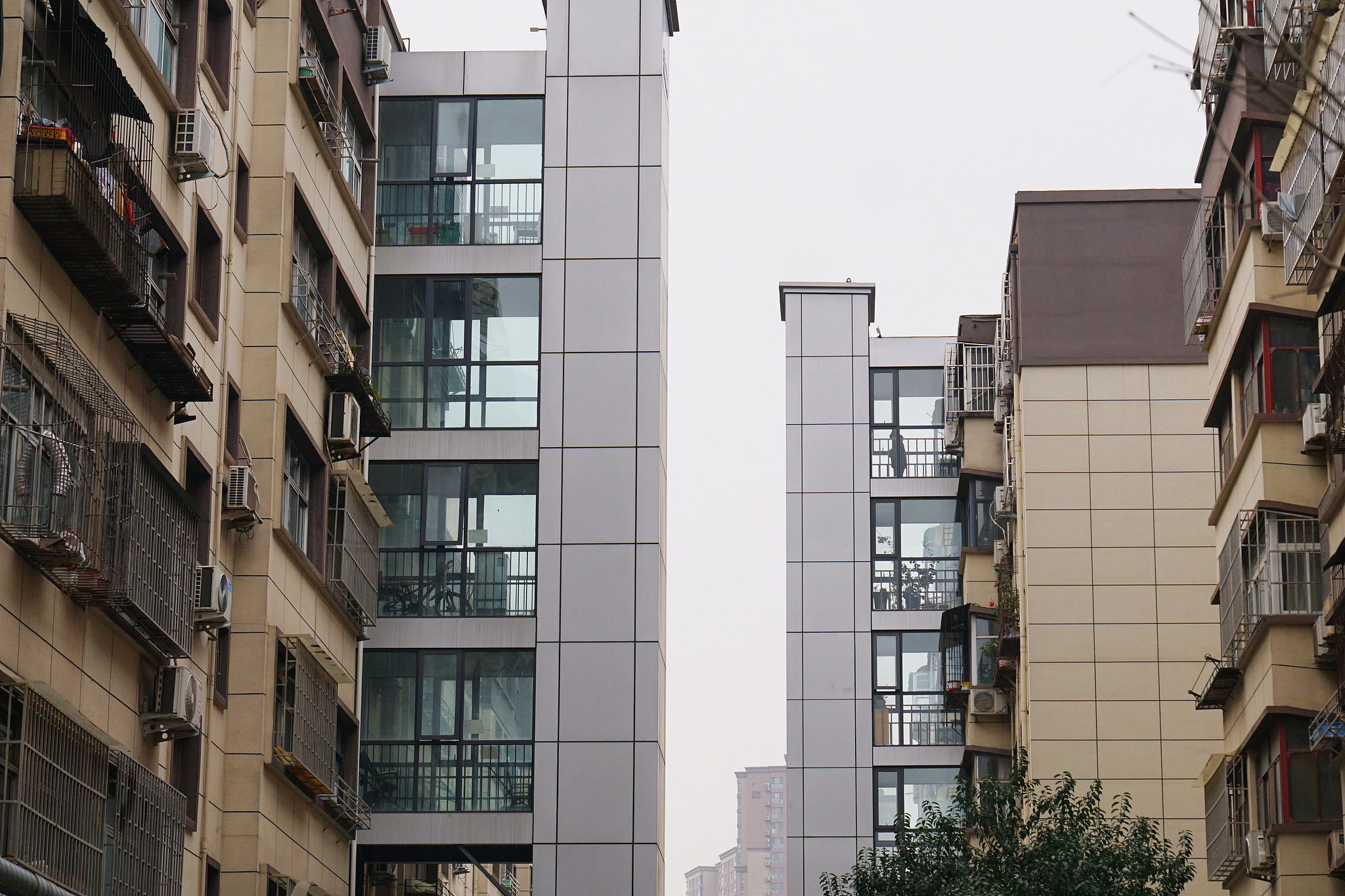 Henan: Upgrading old elevators for safer rides home
