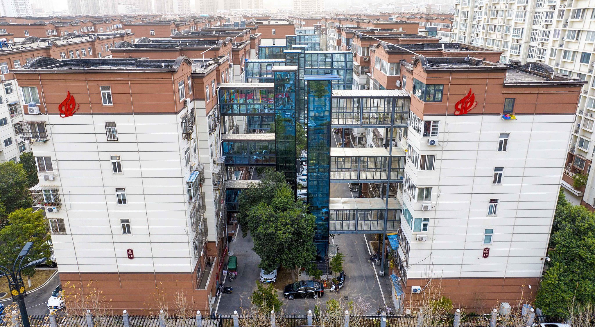 Henan: Upgrading old elevators for safer rides home