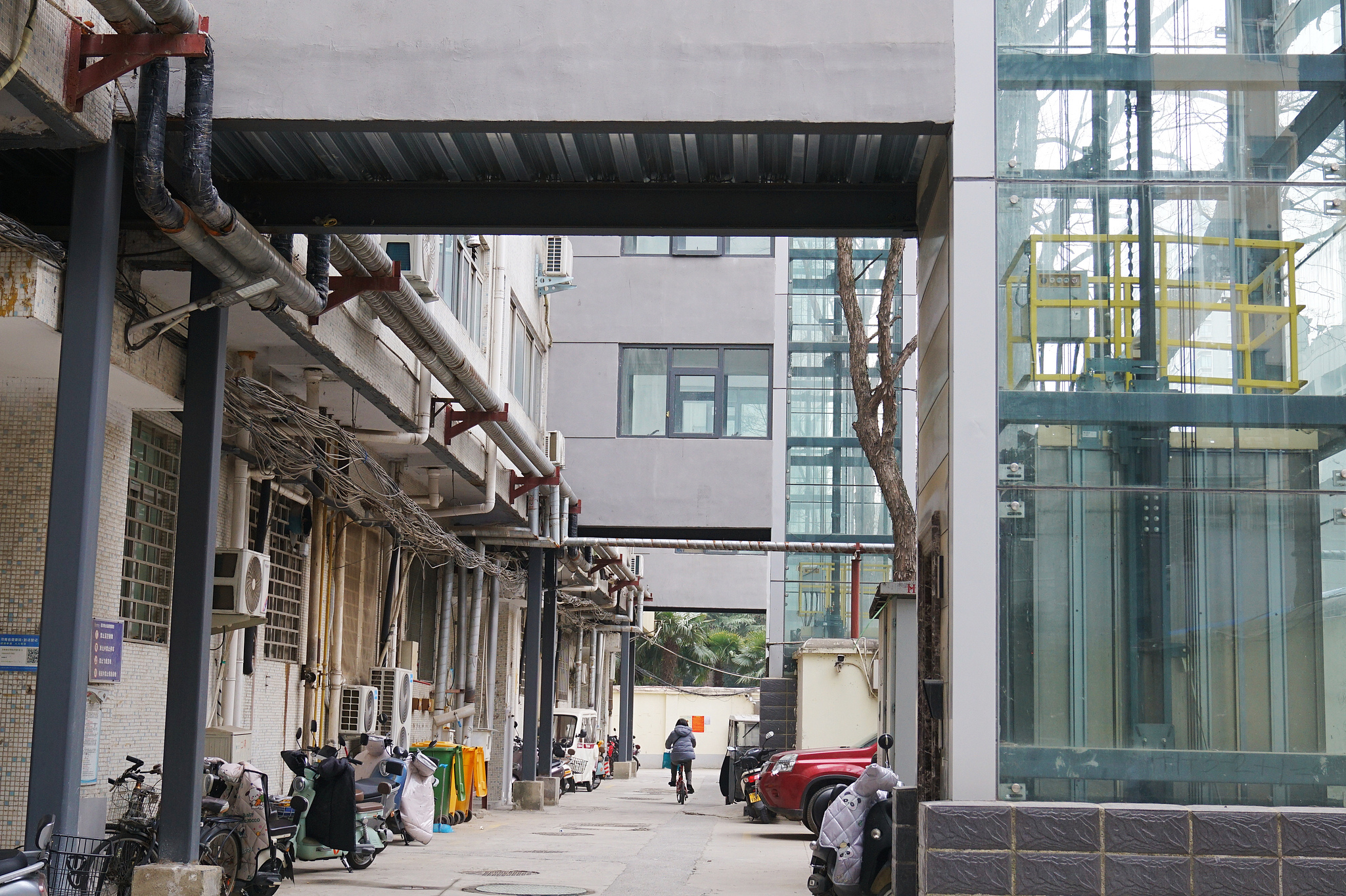 Henan: Upgrading old elevators for safer rides home