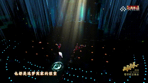 The footprints of the singer, tracked by AI visual technology, ripple outward on the floor screen in real time with every step during a performance at the gala./ CMG