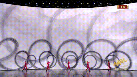 Chinese acrobatic artists toss spinning diabolos at the gala./ CMG