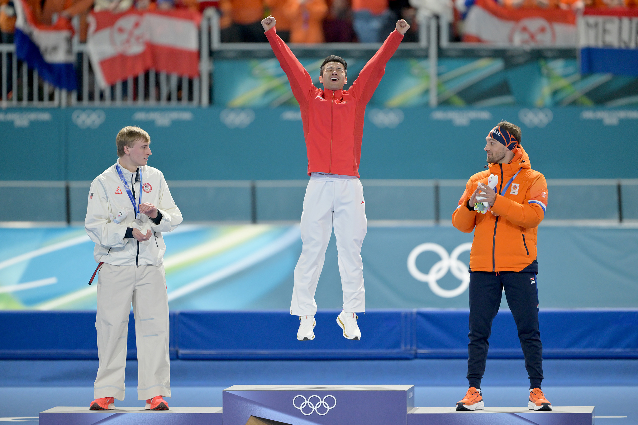 Jordan Stolz (L1) of USA , Ning Zhongyan of China (C) and Kjeld Nuis of Netherlands during the award ceremony after the men's 1500 meters speedskating race at the 2026 Winter Olympics, in Milan, Italy, February 19, 2026. /VCG