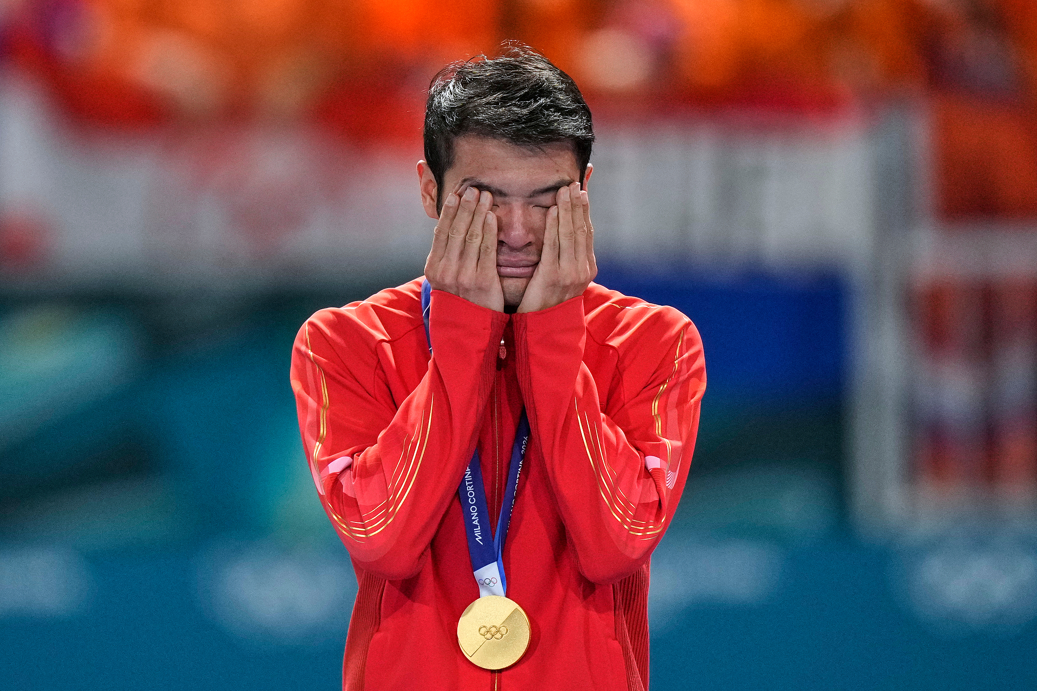 Ning Zhongyan of China cries on the podium of the men's 1500 meters speedskating race at the 2026 Winter Olympics, in Milan, Italy, February 19, 2026. /VCG