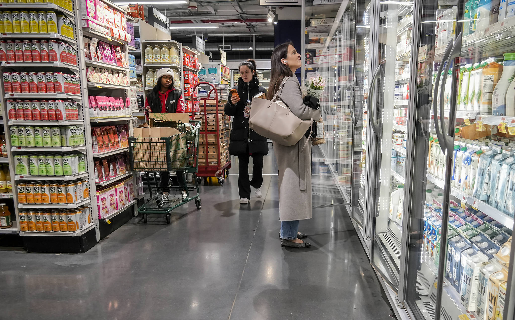 Customers shopping at a supermarket in New York, US, February 17, 2026. /VCG