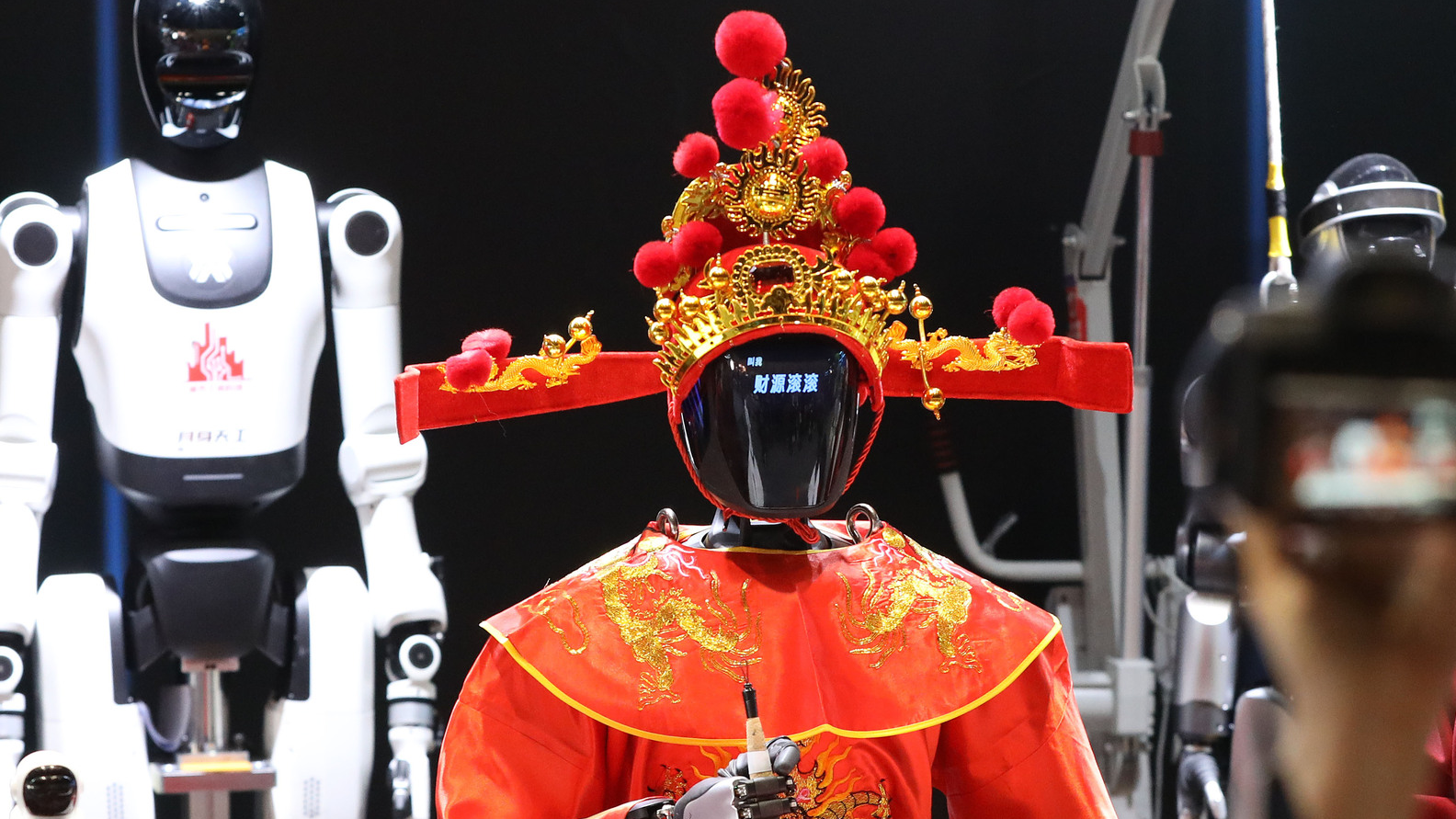 Robot God of Wealth brings blessings to Beijing temple fair