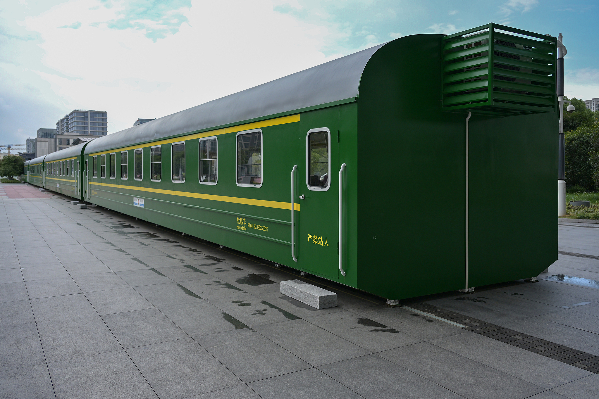 The train that never departs, keeping travelers warm in Hangzhou