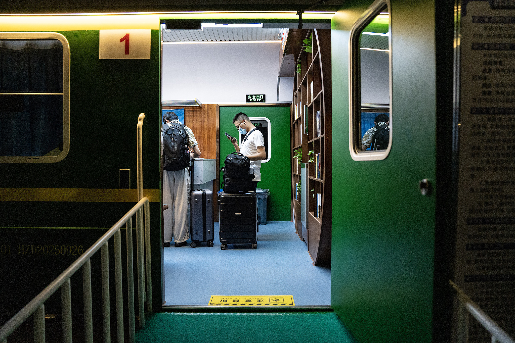 The train that never departs, keeping travelers warm in Hangzhou