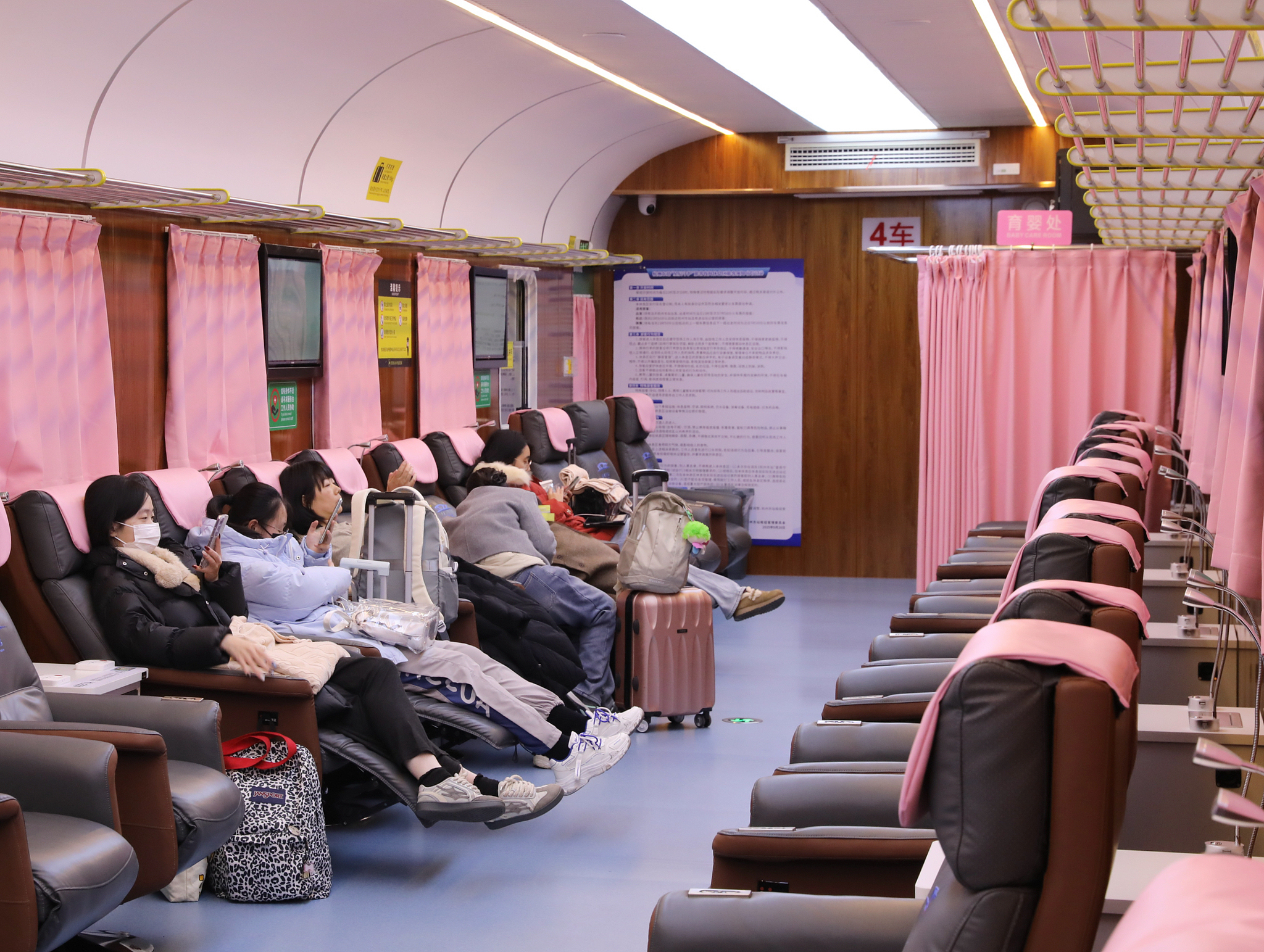 The train that never departs, keeping travelers warm in Hangzhou