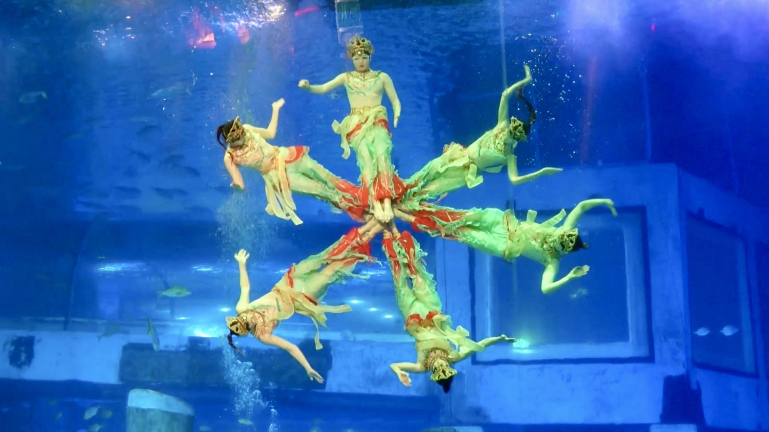 Underwater dance show dazzles in Guangzhou