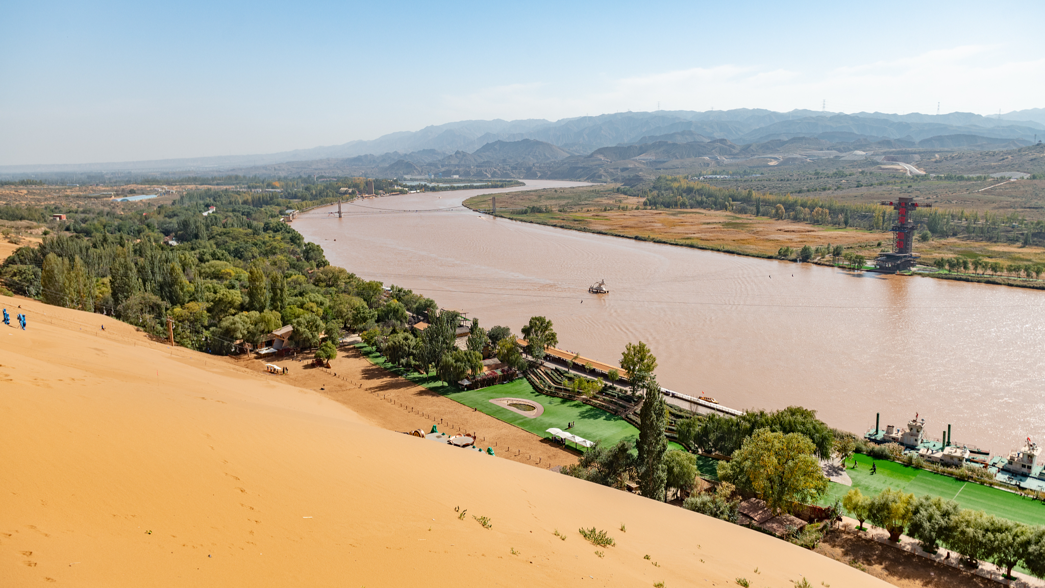  The Shapotou Scenic Area in Zhongwei City, northwestern China's Ningxia. /VCG