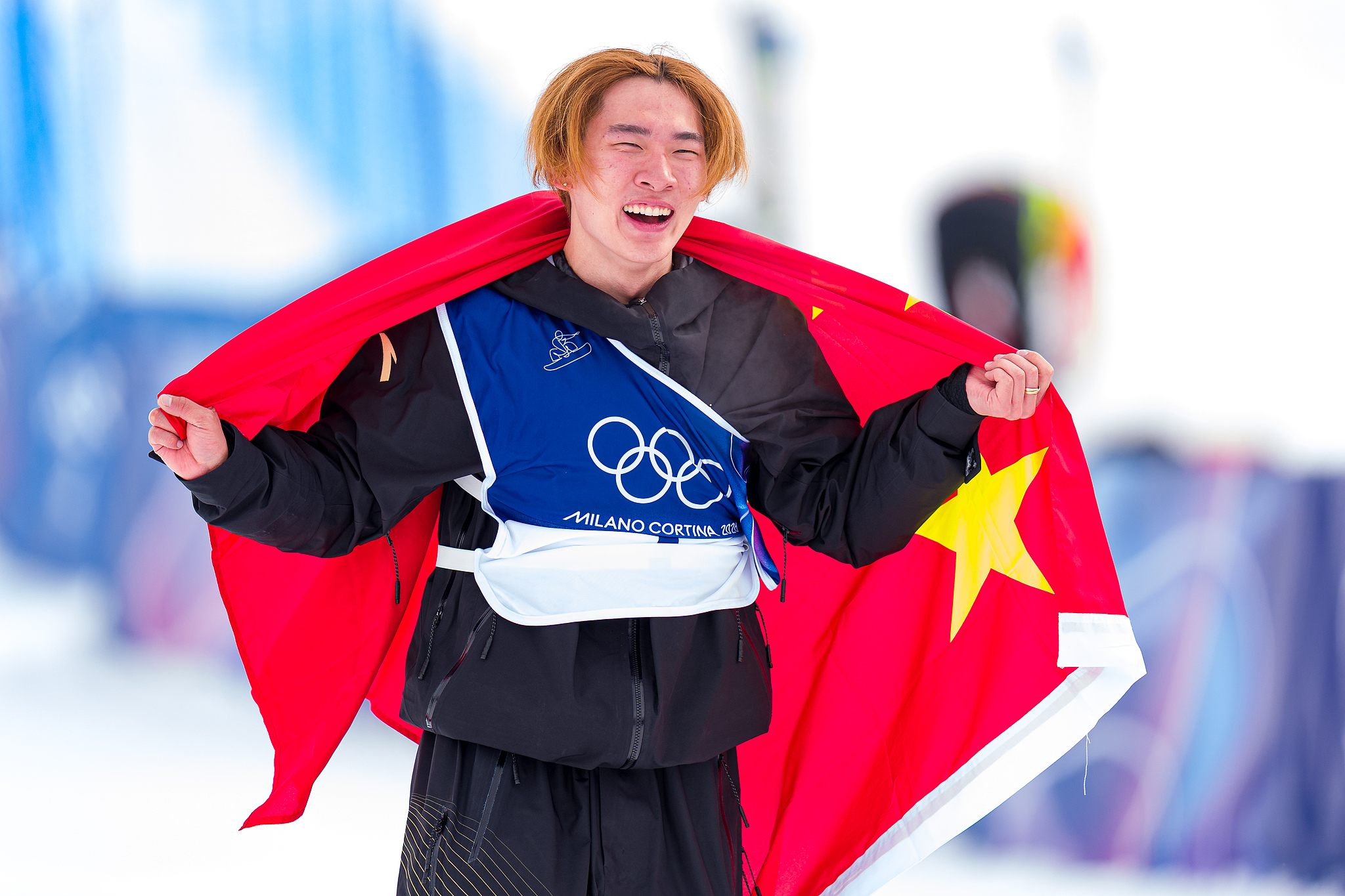 Gold medalist Su Yiming of China celebrates after winning the men's snowboard slopestyle final at the 2026 Milano Cortina Winter Olympics in Livigno, Italy, February 18, 2026. /VCG