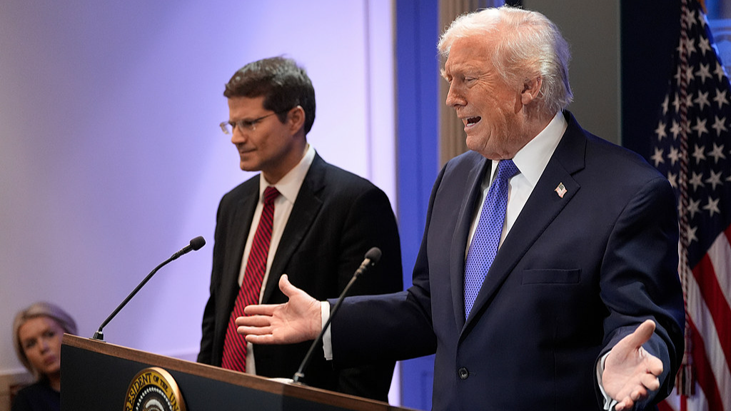U.S. President Donald Trump (R) speaks with reporters at the White House in Washington, D.C., the United States, February 20, 2026. /VCG