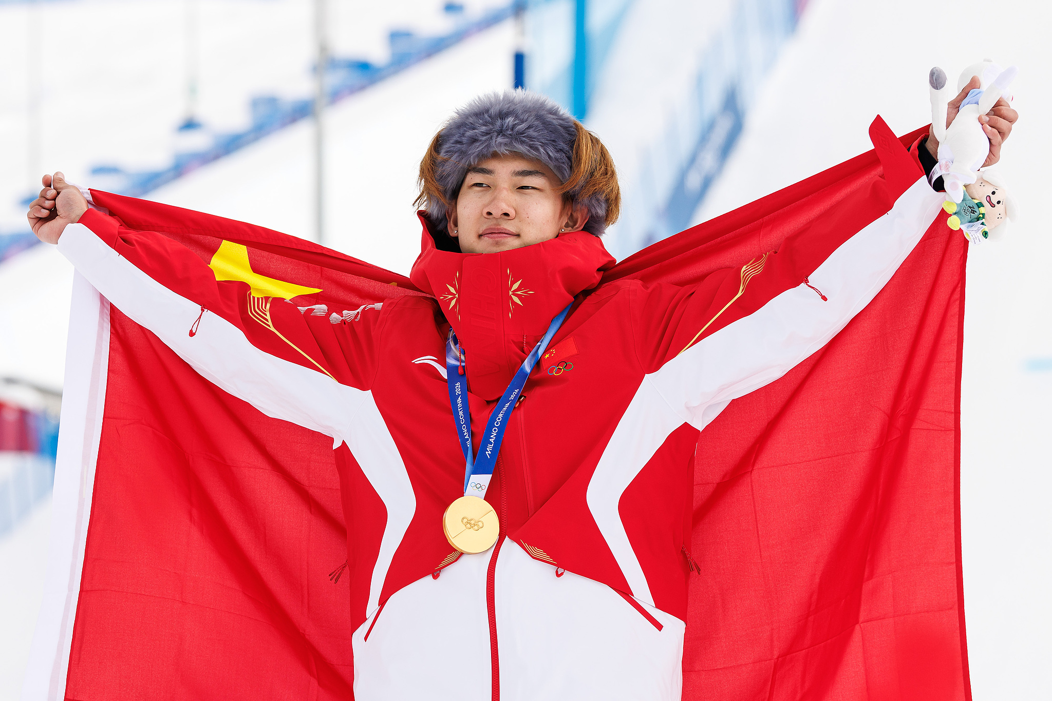 China's Su Yiming poses for a picture after the medal ceremony for the Men's Snowboard Slopestyle on day twelve of the Milano Cortina 2026 Winter Olympic Gamesin Livigno, Italy, February 18, 2026. /VCG