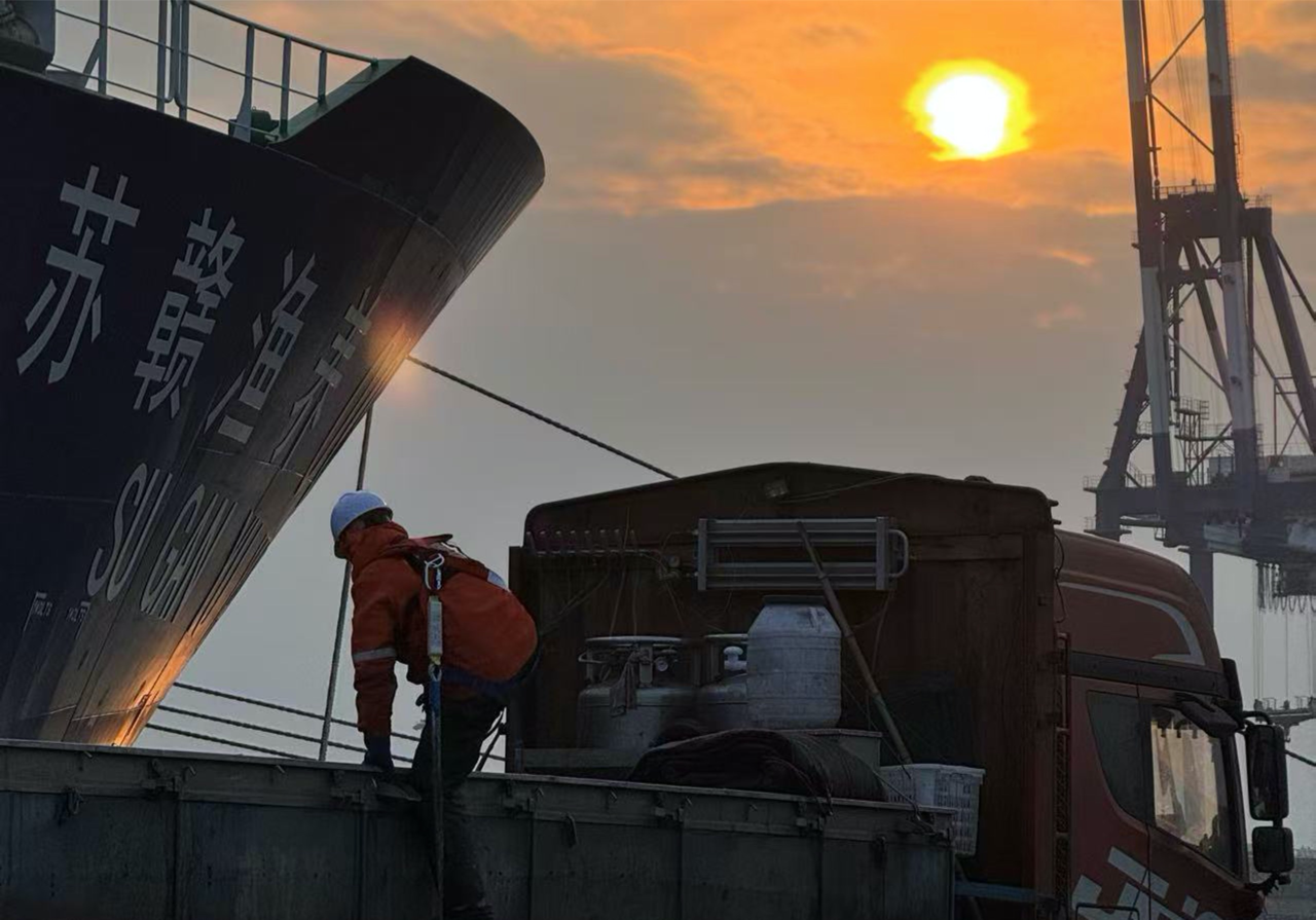 Workers transfer fish fry from trucks onto Suhai-1 at the Yantai Port, east China's Shandong Province, February 10, 2026. /CGTN
