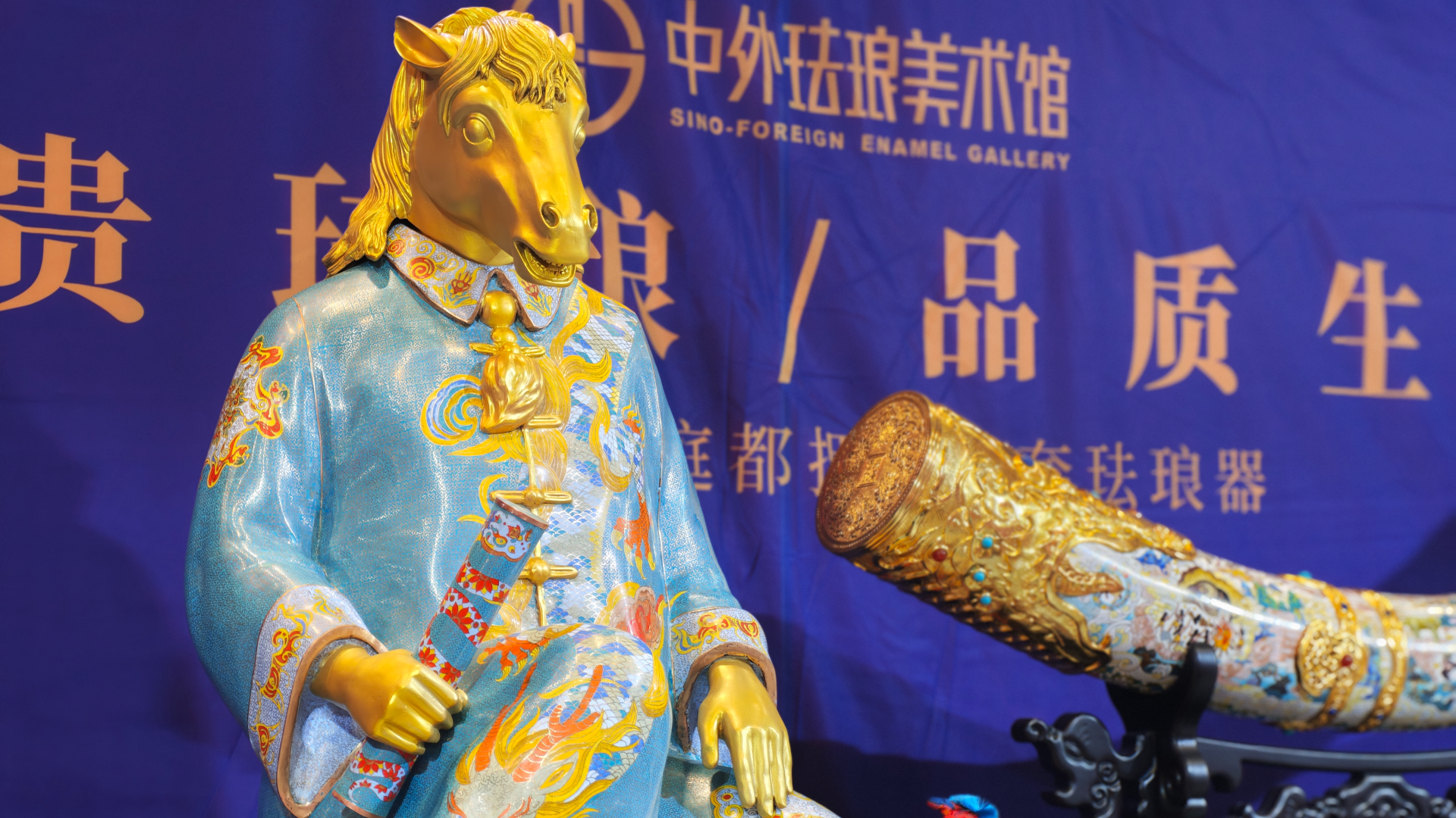 Beijing indoor temple fair blends tradition with international flair