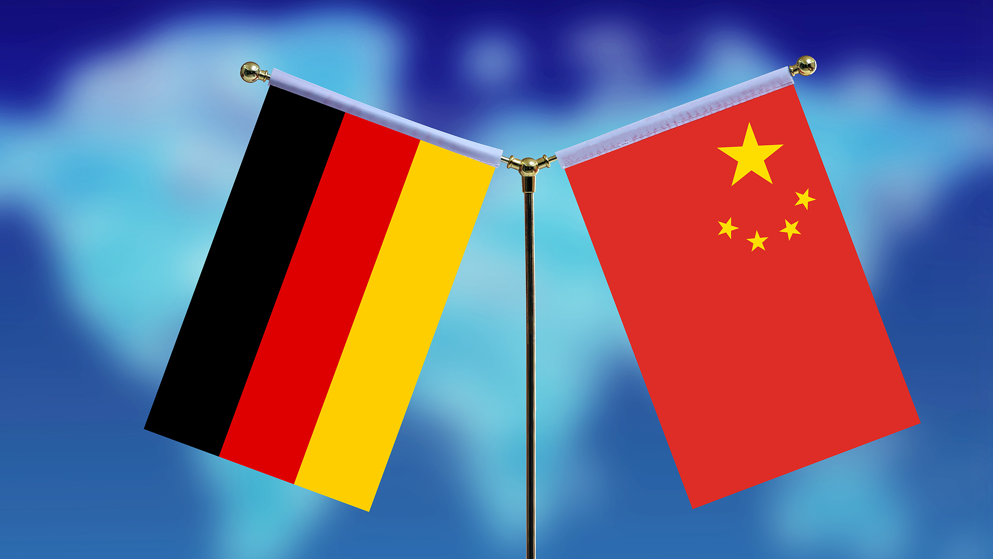 The national flags of Germany and China. /VCG