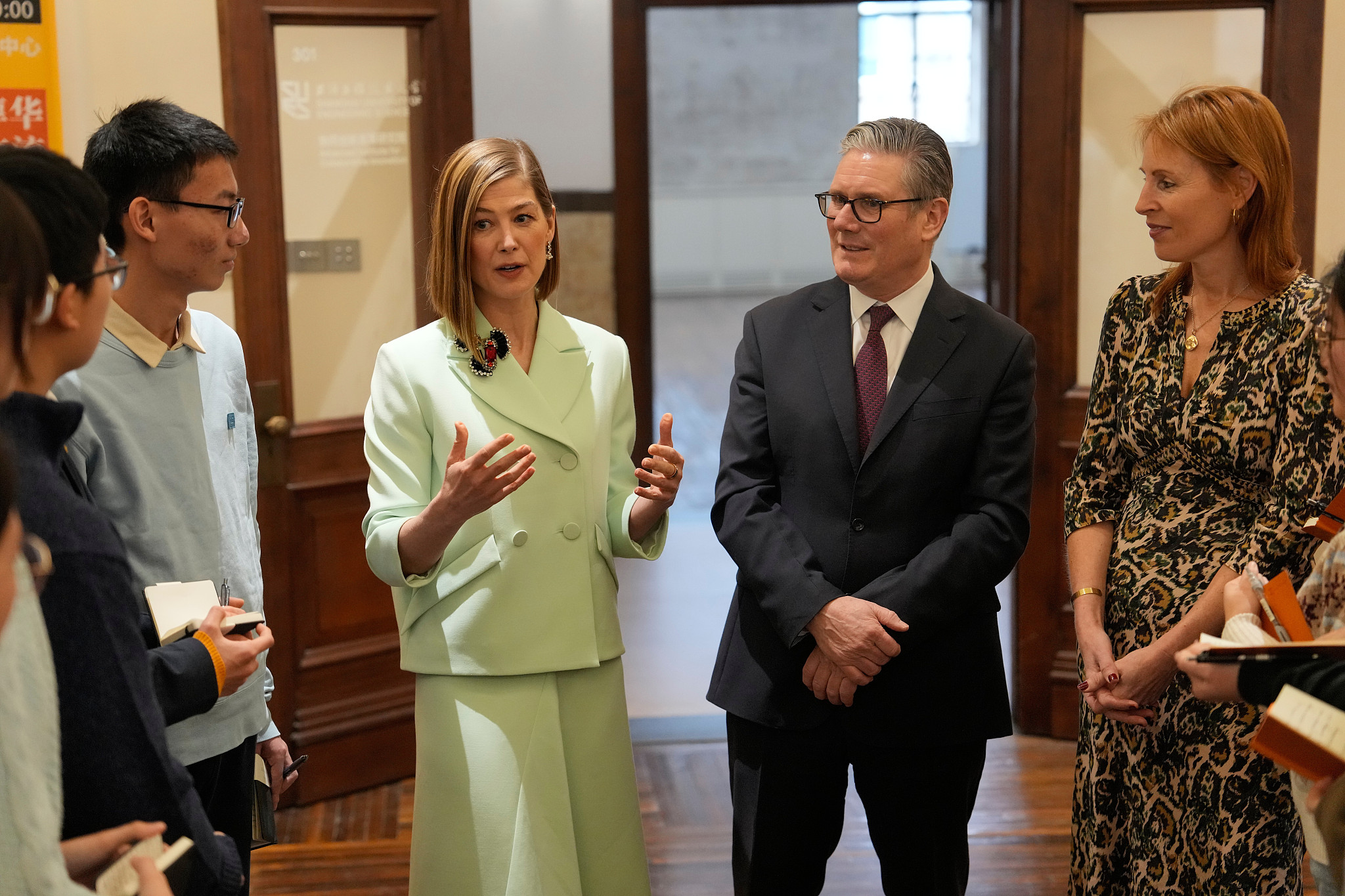 Britain's Prime Minister Keir Starmer and Rosamund Pike meet with Chinese performing arts students at the Design Innovation Institute Shanghai in Shanghai, China, Saturday, January 31, 2026. /CFP