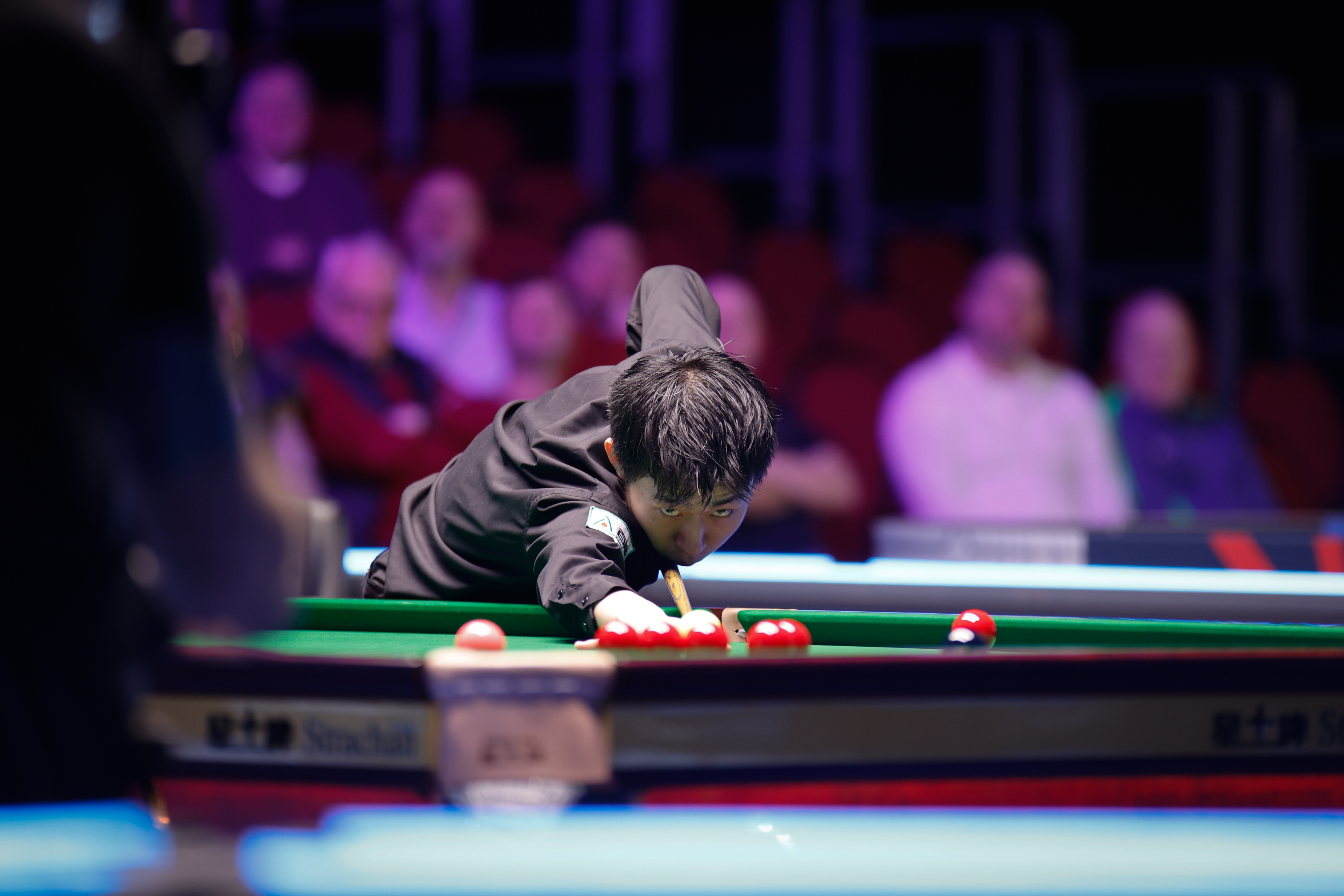 Chang Bingyu of China takes a shot against Shaun Murphy of England in a first round match at the WST (World Snooker Tour) Welsh Open in Llandudno, Wales, February 24, 2026. /World Snooker Tour