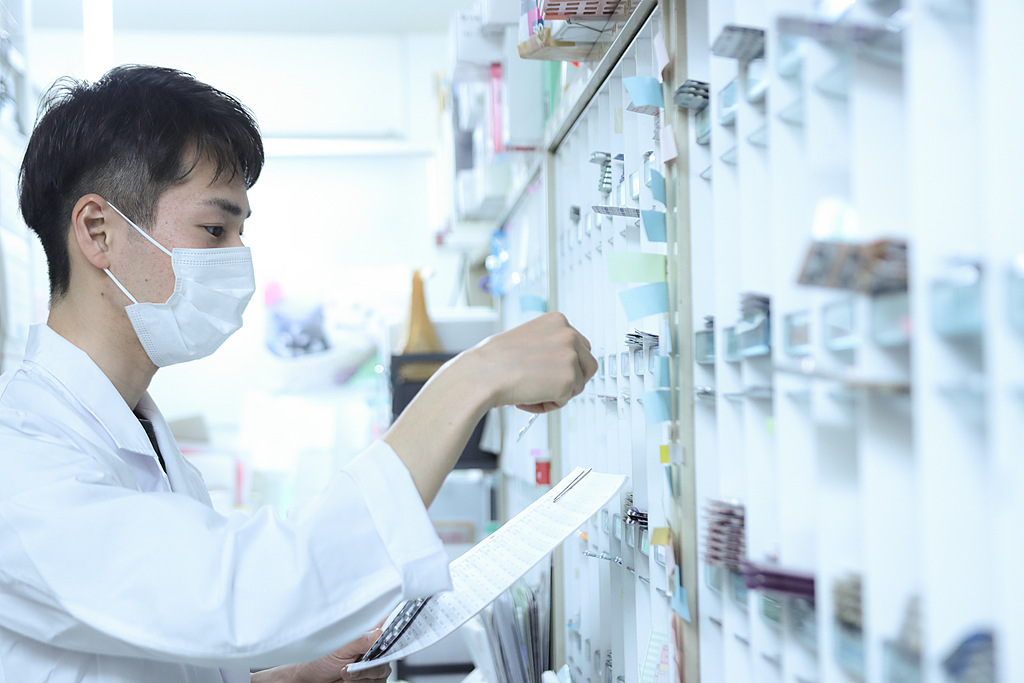 A pharmacist in Japan. /CFP