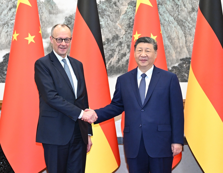 Chinese President Xi Jinping (R) shakes hands with German Chancellor Friedrich Merz in Beijing, China, February 25, 2026. /Xinhua