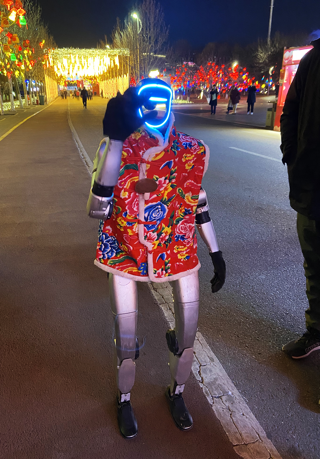 A robot waves to visitors at the Spring Festival lantern fair at South Lake Park in Tangshan, Hebei Province. /CGTN