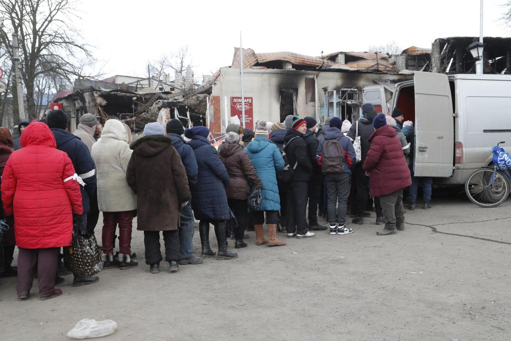 Local residents queue up to receive humanitarian aid in Volnovakha of Donetsk, March 15, 2022. /Xinhua