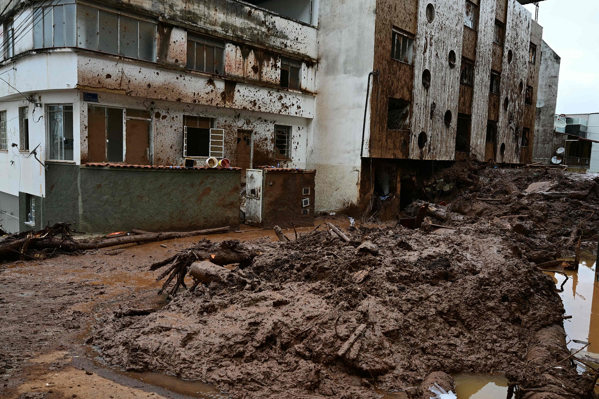 A street covered in mud and debris after a landslide triggered by heavy rains hit Juiz de Fora, Minas Gerais state, Brazil, February 25, 2026. /VCG