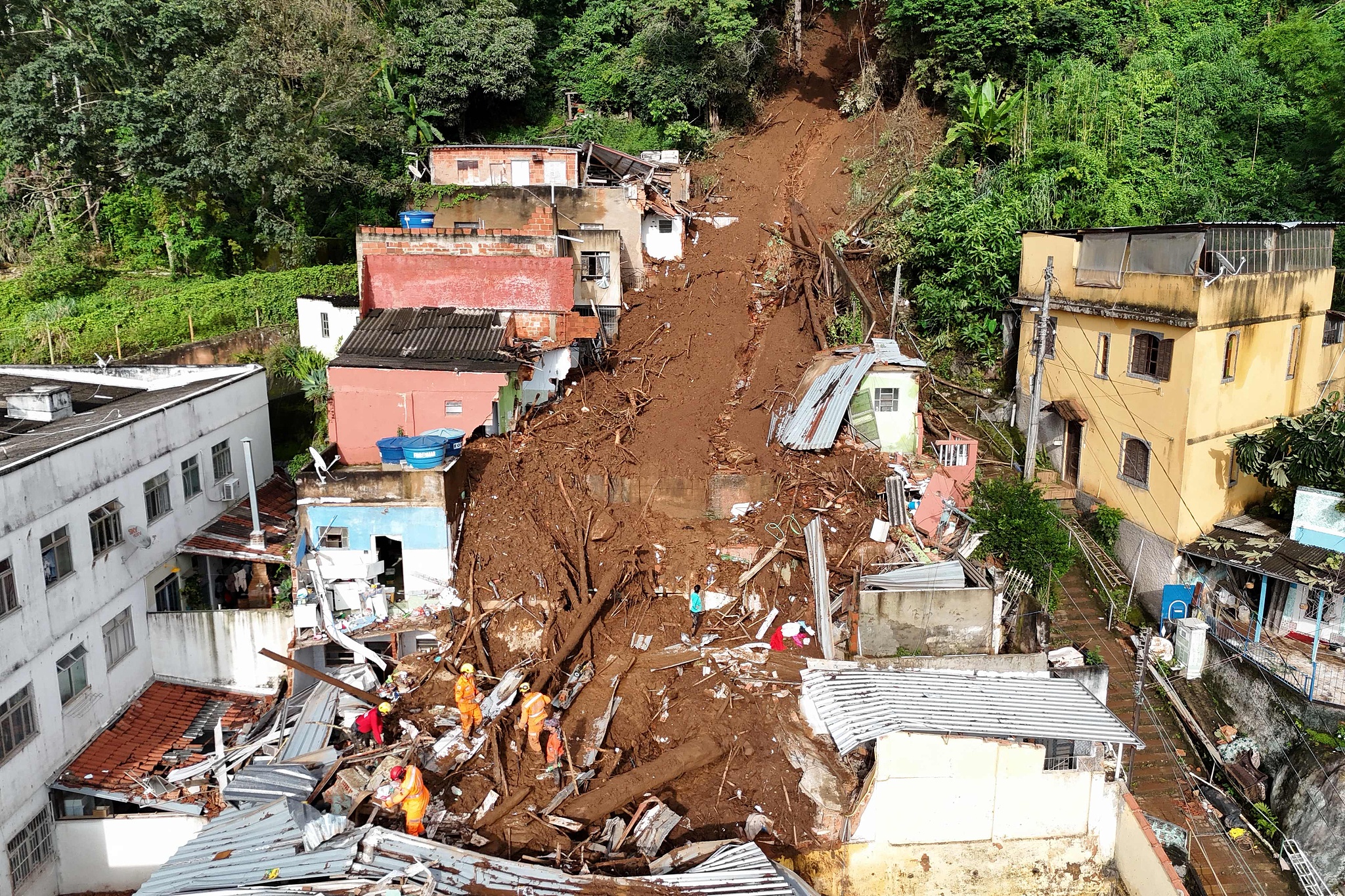 Rescuers search for victims after a landslide triggered by heavy rains in Juiz de Fora, Minas Gerais state, Brazil, February 25, 2026. /VCG