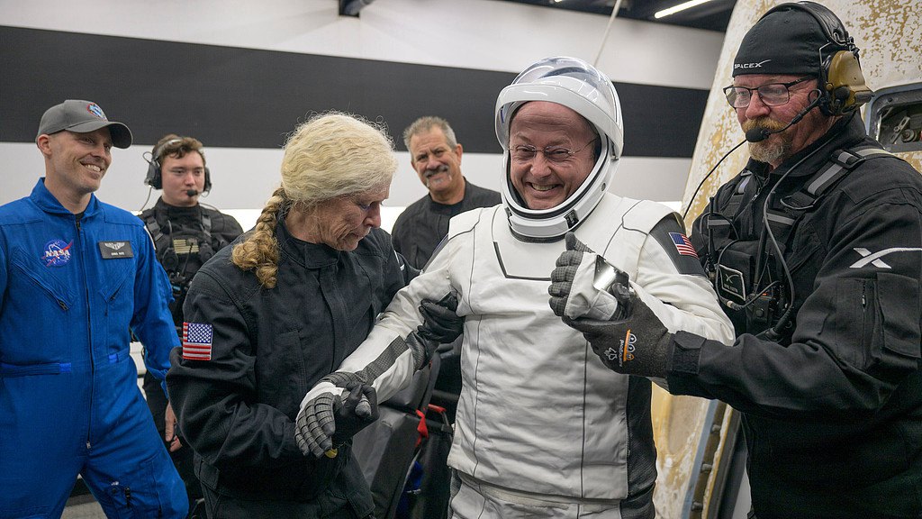 NASA astronaut Mike Fincke is helped out of the SpaceX Crew-11 capsule after they re-entered the Earth in a middle-of-the-night splashdown near San Diego, California, January 15, 2026. /VCG