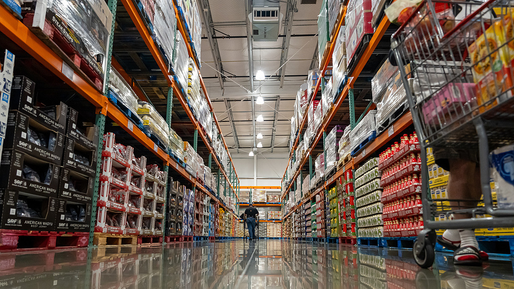 Shoppers inside a Costco store in Napa, California, U.S., September 22, 2025. /VCG