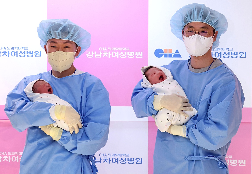 Fathers hold their newborns at CHA Gangnam Medical Center in Seoul, South Korea, January 1, 2026. /CFP