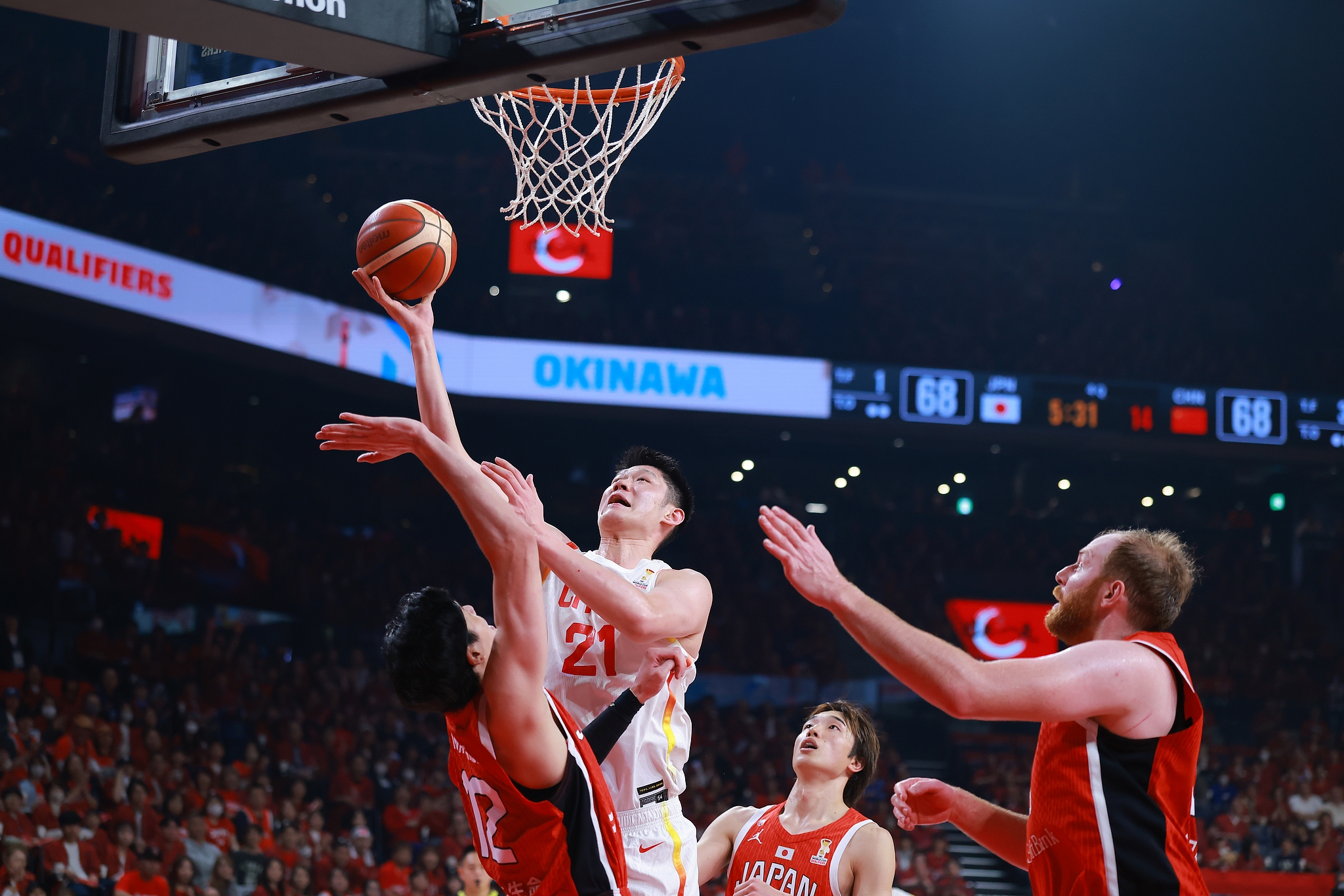 China's Hu Jinqiu (#21) takes a shot against Japan in a 2027 FIBA World Cup Qualifying Asian Group B game in Okinawa, Japan, February 26, 2026. /VCG