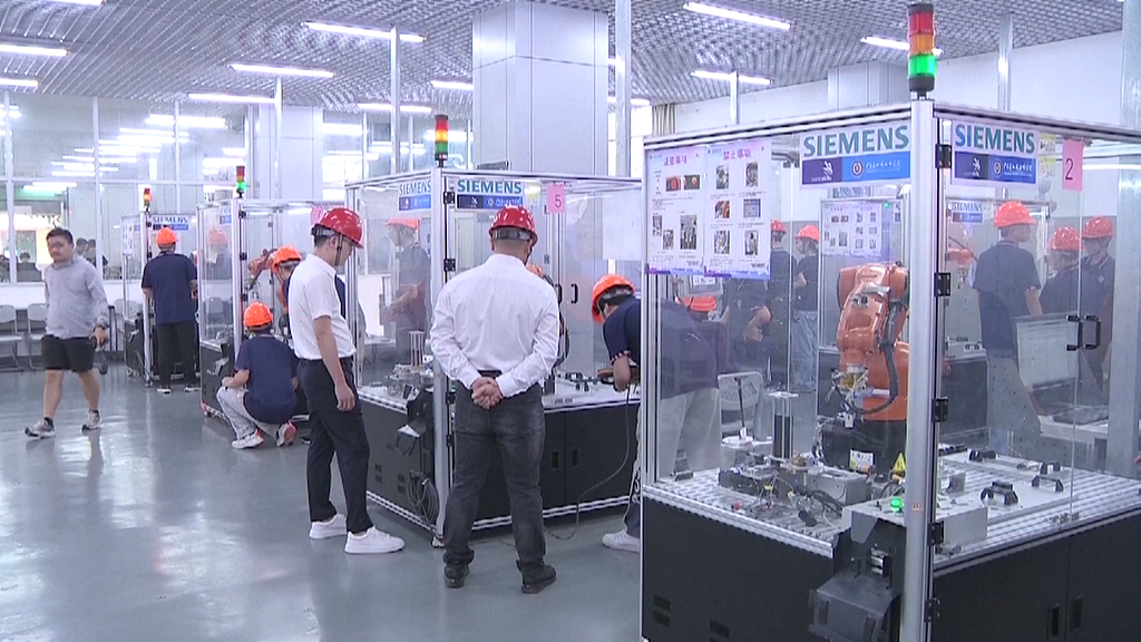 Students at Guangdong Machinery Technician College undergo professional technical training at Siemens. /CFP