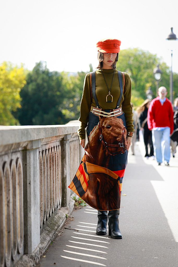 A guest wearing a horse-print black midi skirt outside
Hermès during the Womenswear Spring/Summer 2026 show at Paris Fashion Week. /VCG