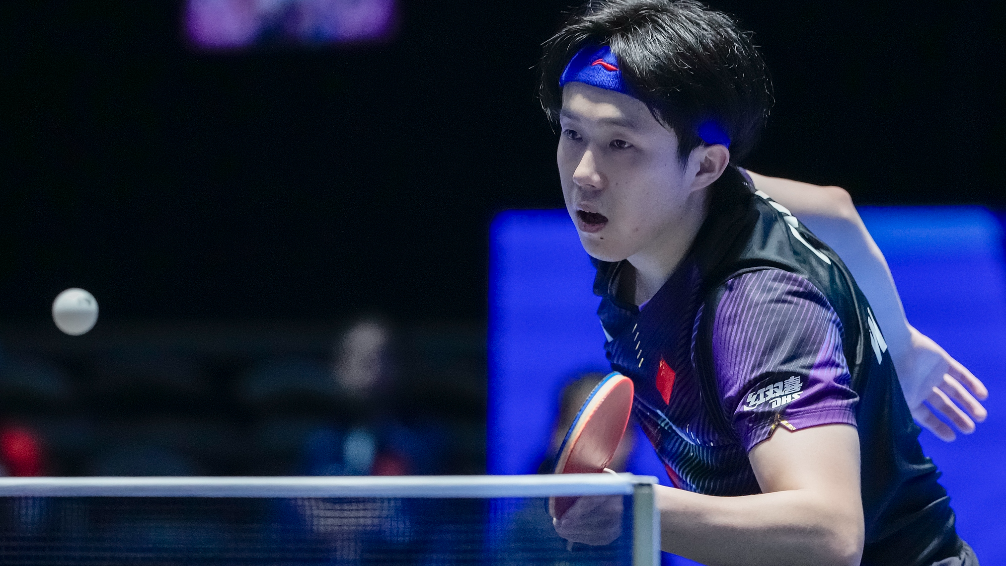 Wang leads charge as Chinese players reach quarterfinals in Singapore