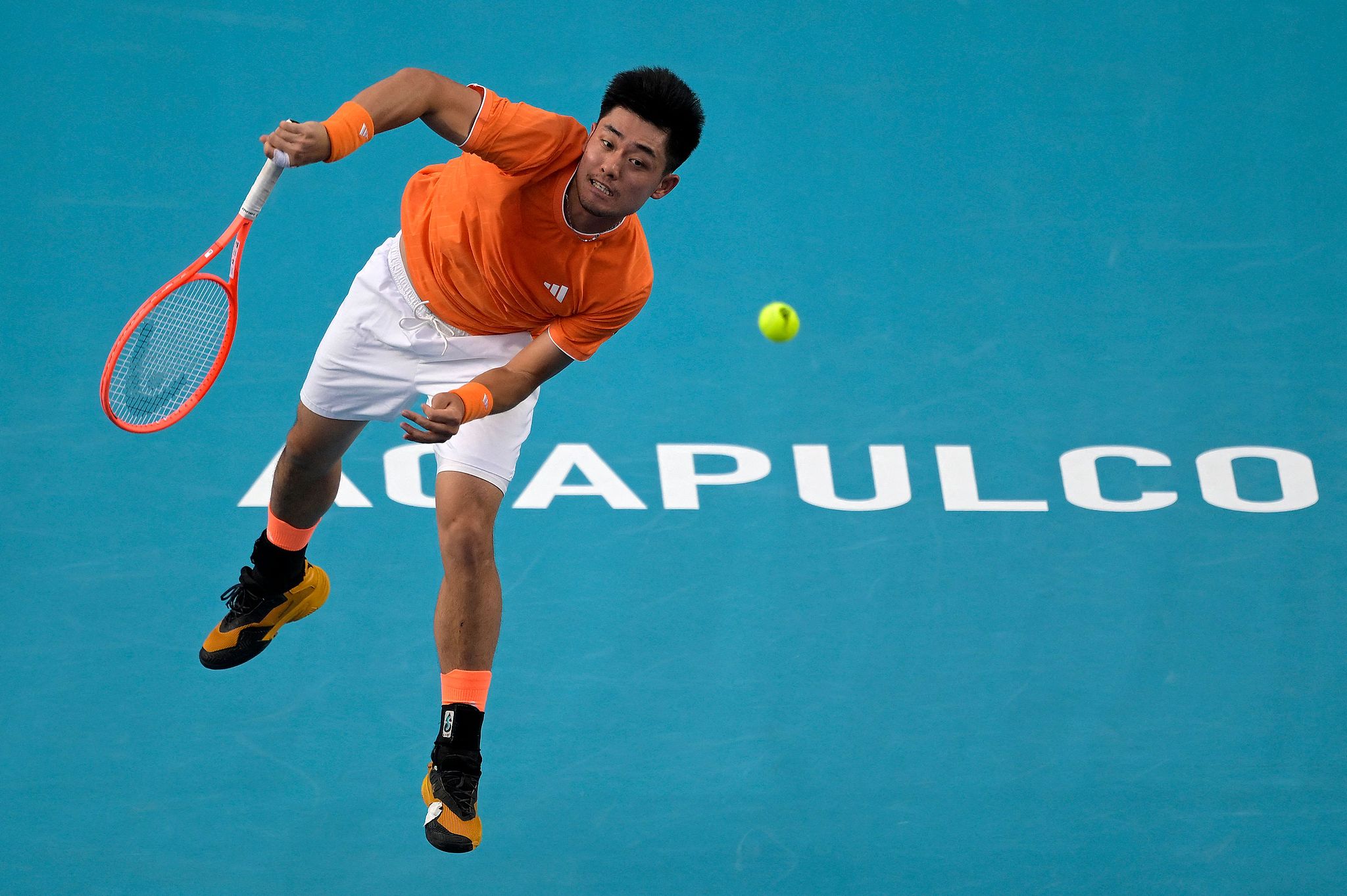 China's Yibing Wu hits a shot against Italy's Flavio Cobolli in a men's singles quarterfinal match at the ATP Mexican Open at the Arena GNP Seguros in Acapulco, Mexico, February 26, 2026. /VCG